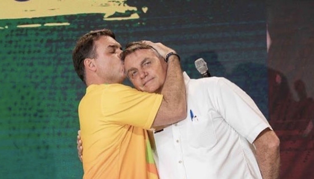 Moraes suspende visitas de Flávio a Bolsonaro na prisão domiciliar