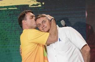 Moraes suspende visitas de Flávio a Bolsonaro na prisão domiciliar (Foto: Reprodução)