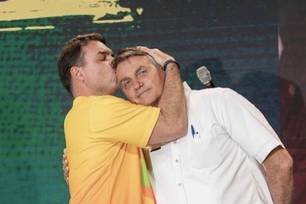 Moraes suspende visitas de Flávio a Bolsonaro na prisão domiciliar