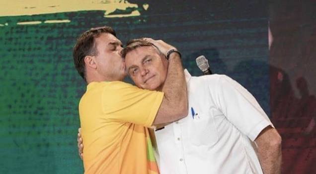 Moraes suspende visitas de Flávio a Bolsonaro na prisão domiciliar