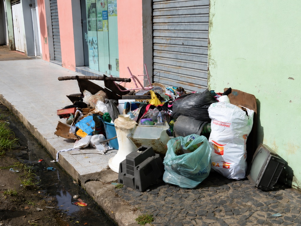 Mutirão contra a dengue: moradores do Pirajá devem colocar entulhos nas calçadas