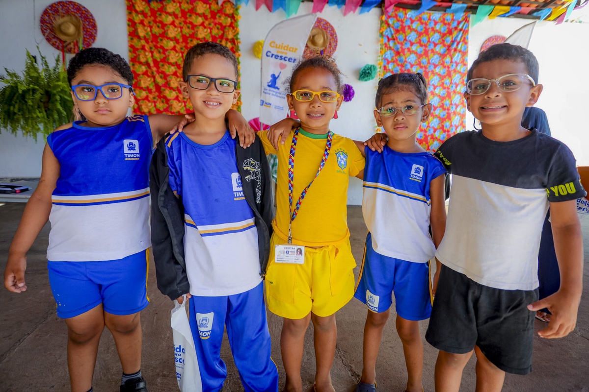Prefeitura entrega óculos a alunos atendidos pelo programa “Cuidar para Crescer”