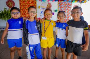 Prefeitura entrega óculos a alunos atendidos pelo programa “Cuidar para Crescer”