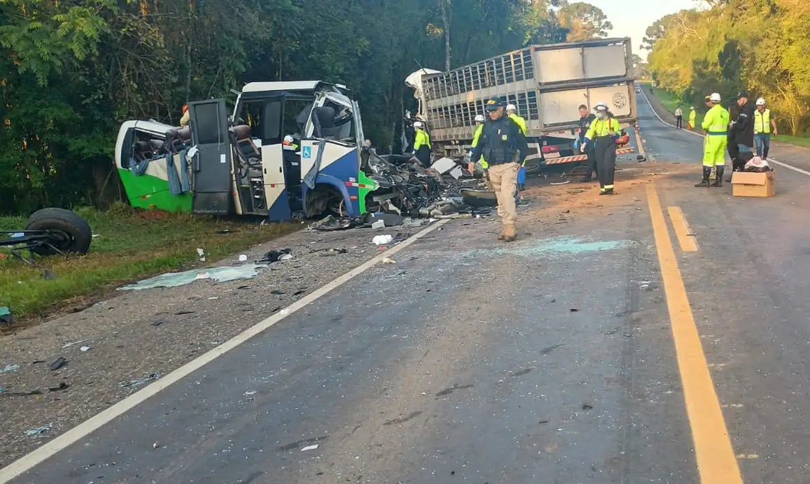 Acidente com micro-ônibus e caminhão deixa 23 mortos no Paraná