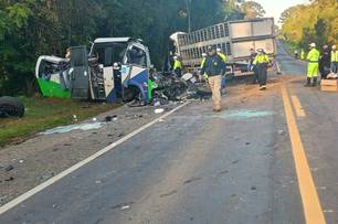 Acidente com micro-ônibus e caminhão deixa 23 mortos no Paraná