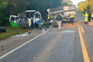 Acidente com micro-ônibus e caminhão deixa 23 mortos no Paraná (Foto: Divulgação)