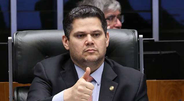 Alcolumbre destrava PEC do fim da 6x1 após conversas com Lula