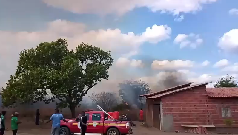 Bombeiros combatem incêndio de grandes proporções no interior do Piauí