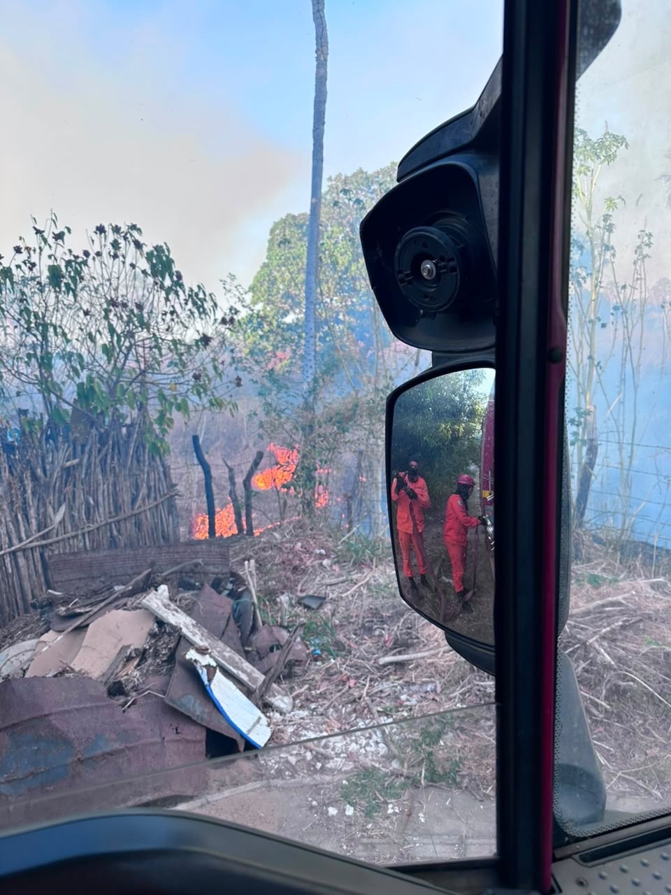 Bombeiros combatem incêndio e salvam animais no interior do Piauí