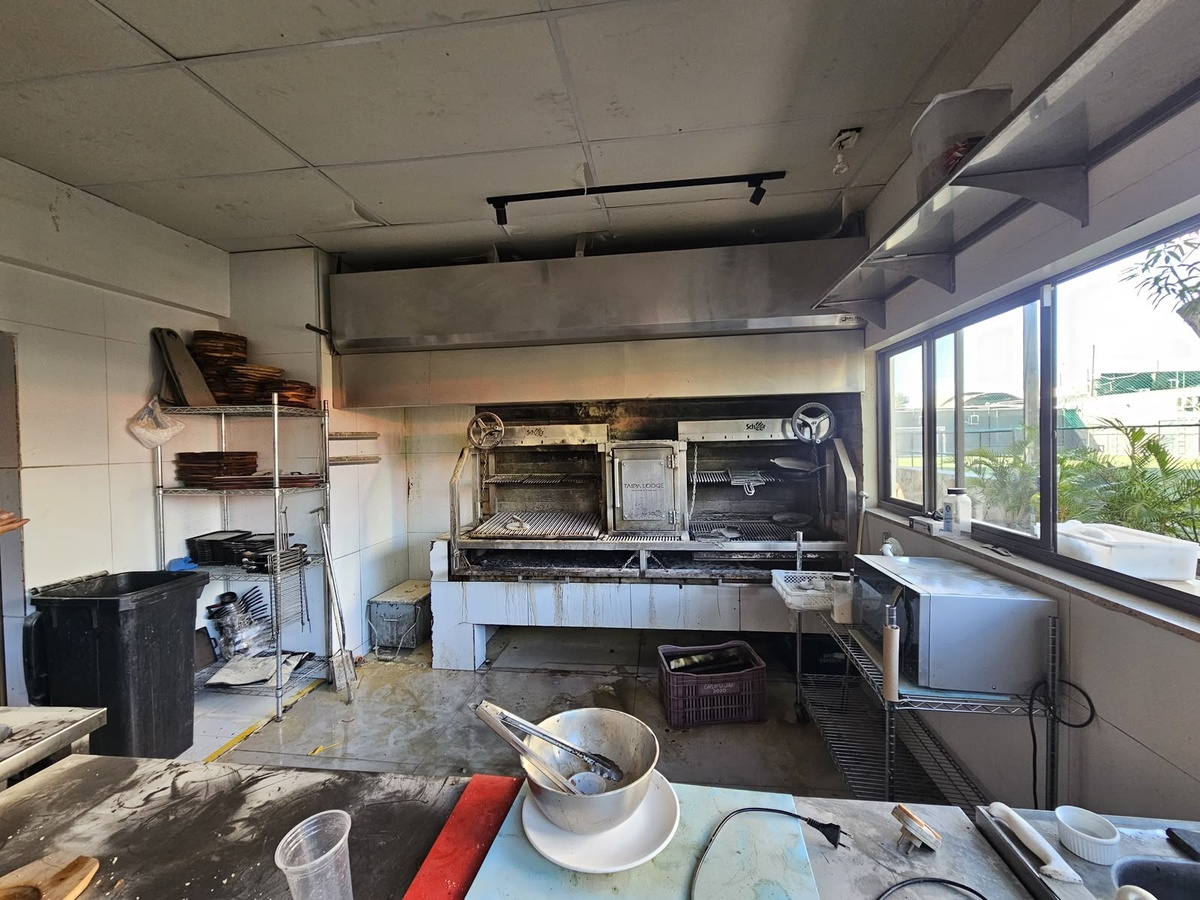 Bombeiros combatem incêndio em restaurante na zona Leste de Teresina