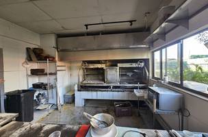Bombeiros combatem incêndio em restaurante na zona Leste de Teresina (Foto: Divulgação)