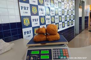 Homem é flagrado com cocaína escondida em mochila dentro de ônibus no Piauí (Foto: Divulgação)