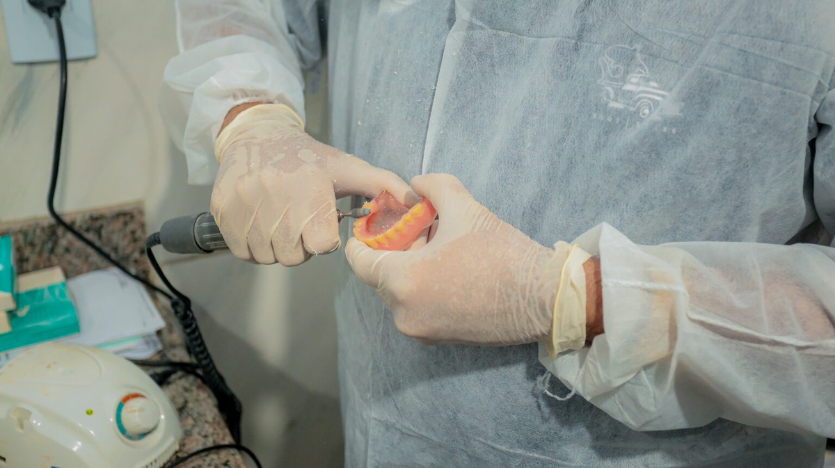 Prefeitura entrega mais de 80 próteses dentárias em Timon