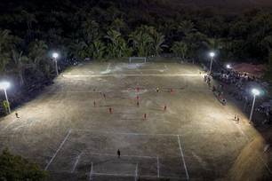 Prefeitura inaugura nova iluminação do campo de futebol do Povoado São Lourenço (Foto: Divulgação)