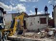 Prefeitura inicia reconstrução de casa que tinha lixo até no telhado em Teresina
