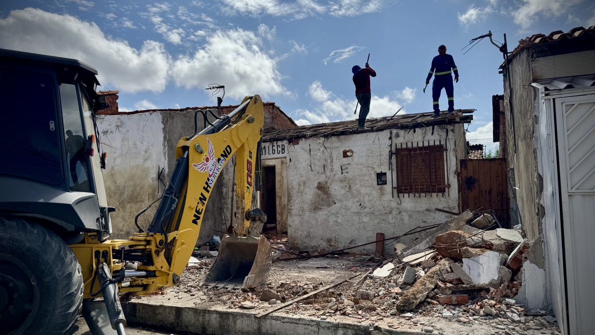 Prefeitura inicia reconstrução de casa que tinha lixo até no telhado em Teresina