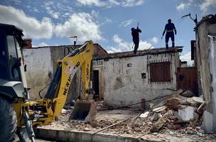 Prefeitura inicia reconstrução de casa que tinha lixo até no telhado em Teresina (Foto: Divulgação)