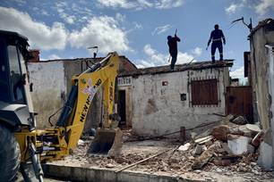 Prefeitura inicia reconstrução de casa que tinha lixo até no telhado em Teresina (Foto: Divulgação)