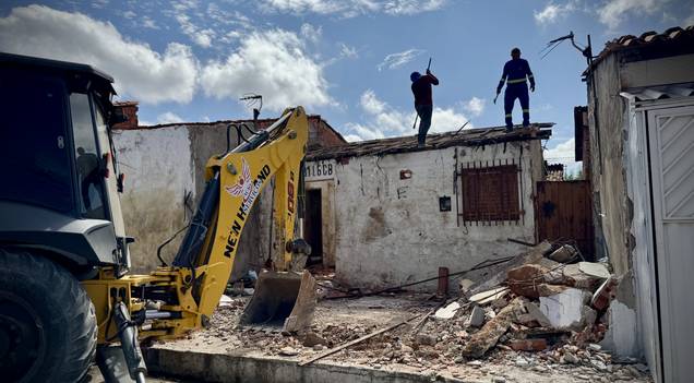 Prefeitura inicia reconstrução de casa que tinha lixo até no telhado em Teresina
