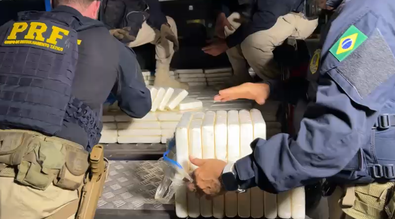 PRF apreende quase meia tonelada de cocaína em caminhão na BR-402, no Piauí