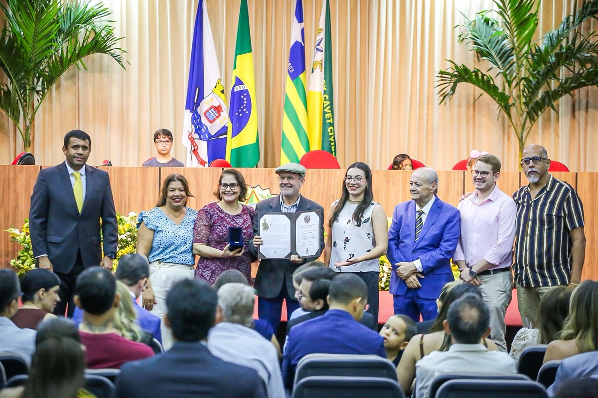 Silvio Mendes homenageia cidadãos por serviços prestados a Teresina