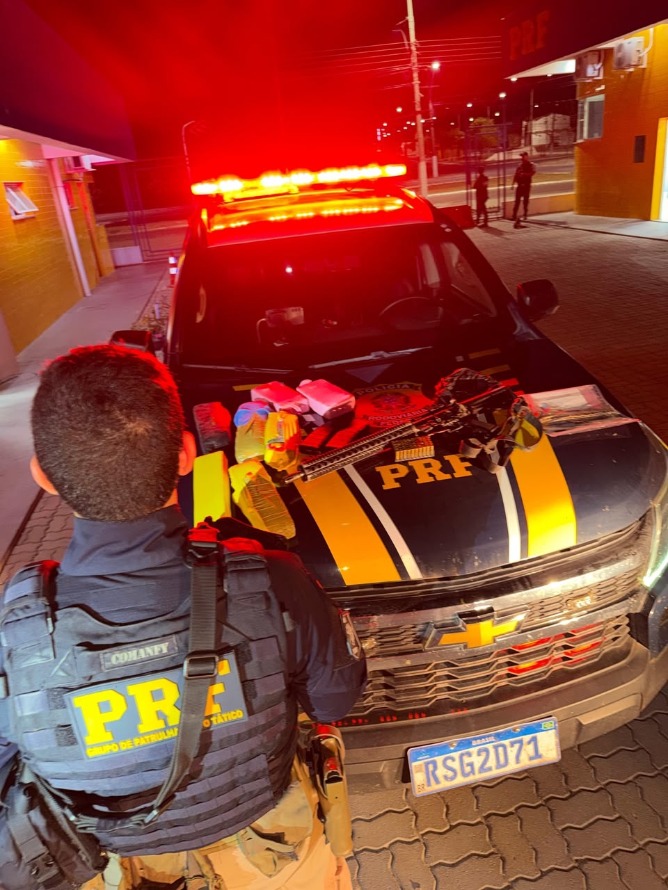Trio é preso pela PRF com fuzil, munições e drogas no litoral do Piauí