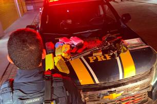 Trio é preso pela PRF com fuzil, munições e drogas no litoral do Piauí (Foto: Divulgação)