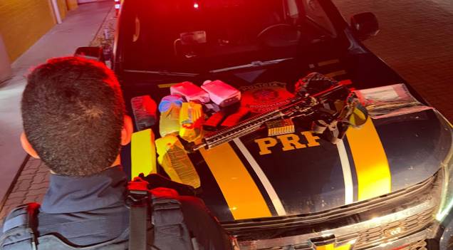 Trio é preso pela PRF com fuzil, munições e drogas no litoral do Piauí