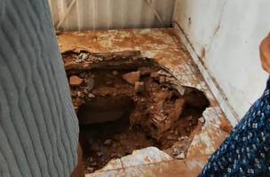 Casa com risco de desabamento é interditada pela Defesa Civil em Teresina (Foto: Divulgação)