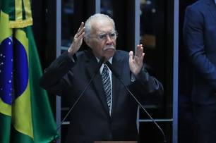 Ex-presidente José Sarney é internado com quadro de pneumonia