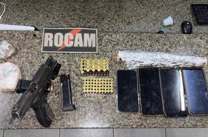 Homem é preso com pistola da PM do Maranhão e drogas no litoral do Piauí (Foto: Divulgação)