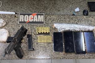 Homem é preso com pistola da PM do Maranhão e drogas no litoral do Piauí (Foto: Divulgação)