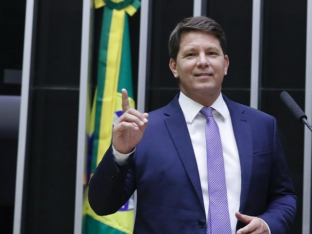 Mario Frias e produtora de Dark Horse são alvos de operação da PF
