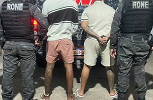 PM prende dois homens e apreende pistola na zona Norte de Teresina (Foto: Divulgação)